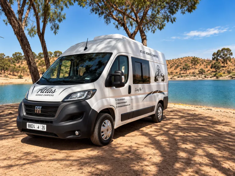 Van aménagé Fiat Atlas Nomad Campers au bord d’un lac