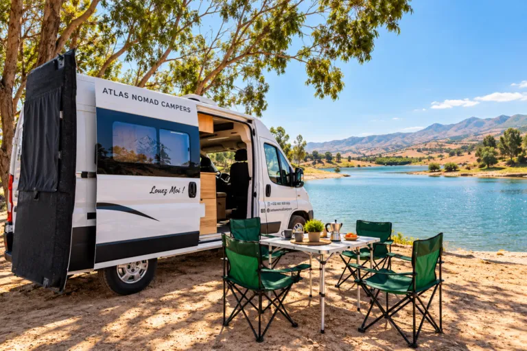 Van Atlas Nomad Campers porte latérale ouverte, coin repas extérieur