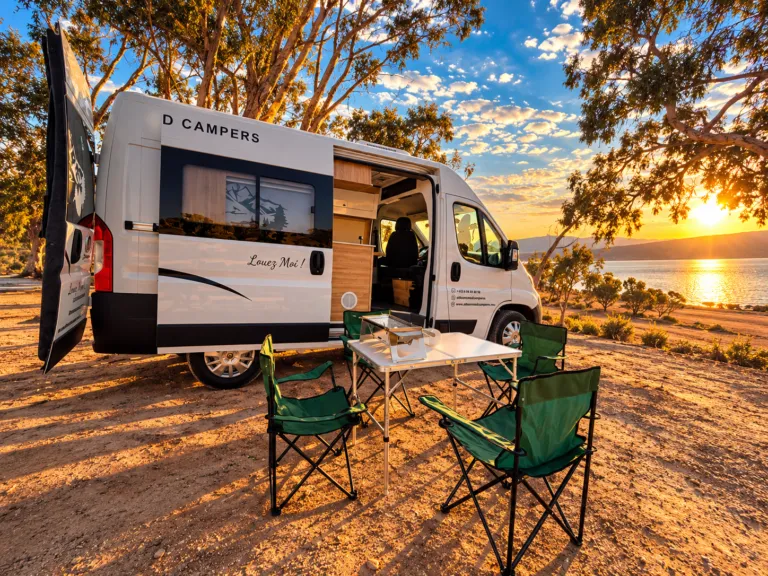 Coin repas extérieur à côté du van au coucher du soleil